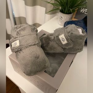 NWT UGG bixbee booties. Size 04/05